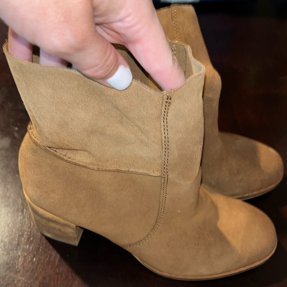 Good used condition boots. They are so cute on!